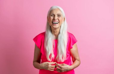 Güzel bir son sınıf kadın portresi, arka planda stüdyo fotoğrafı, yaşlı bir adam, yarı vücut fotoğrafı.