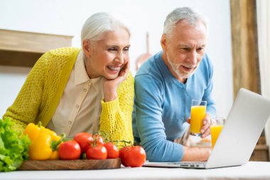 Güzel son sınıf aşıkları - Yaşlılar evde eğlenirken resim çekiyorlar - ilişki, yaşlılar ve yaşam tarzı kavramları