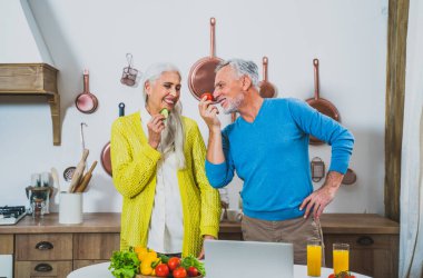 Güzel son sınıf aşıkları - Yaşlılar evde eğlenirken resim çekiyorlar - ilişki, yaşlılar ve yaşam tarzı kavramları