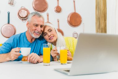 Güzel son sınıf aşıkları - Yaşlılar evde eğlenirken resim çekiyorlar - ilişki, yaşlılar ve yaşam tarzı kavramları