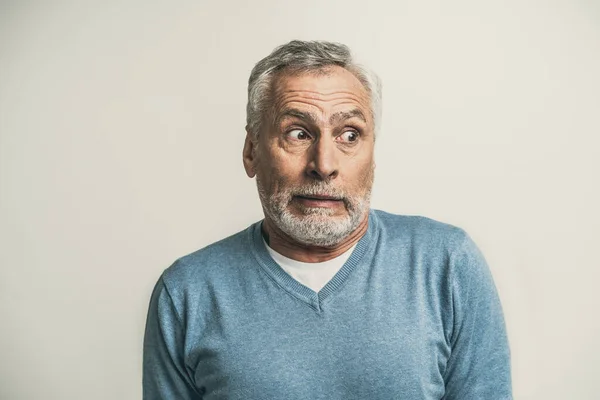 Bonito Retrato Homem Sênior Estúdio Filmado Segundo Plano Pessoa Idosa — Fotografia de Stock