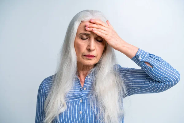 Gambar Wanita Senior Yang Cantik Gambar Studio Latar Belakang Orang — Stok Foto