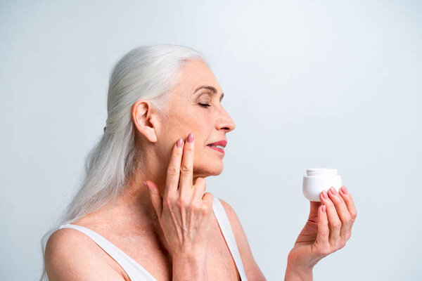 Портрет пожилой женщины, студийный снимок на заднем плане - пожилой человек, полутруп