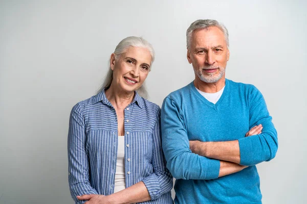 Schöne Senioren Liebespaar Senioren Porträt Auf Weißem Hintergrund — Stockfoto