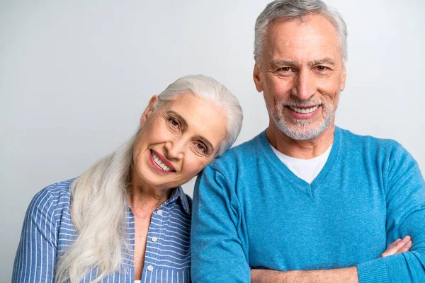 Schöne Senioren Liebespaar Senioren Porträt Auf Weißem Hintergrund — Stockfoto