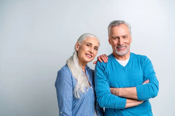 Casal Sênior Bonito Amantes Retrato Pessoas Idosas Fundo Branco — Fotografia de Stock