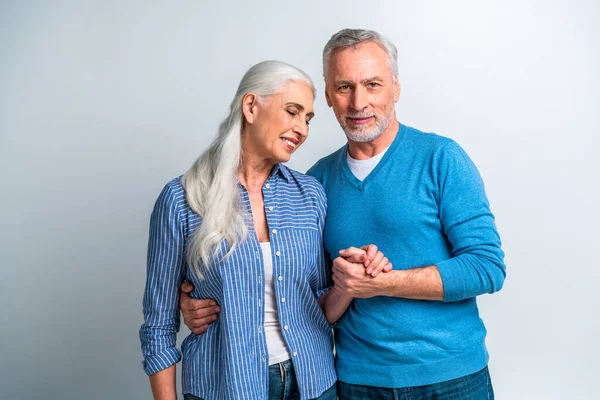 Beau Couple Amants Seniors Portrait Personnes Âgées Sur Fond Blanc — Photo