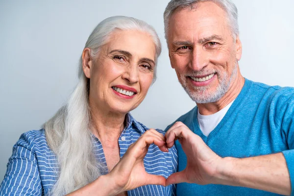 Beau Couple Amants Seniors Portrait Personnes Âgées Sur Fond Blanc — Photo