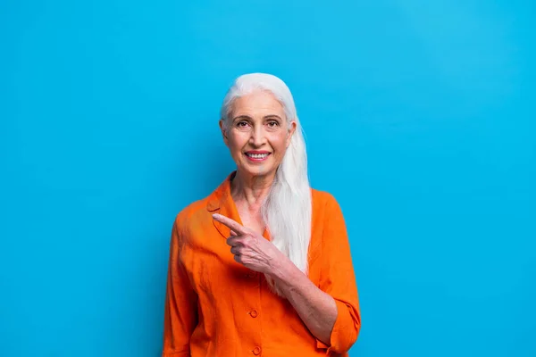 美しいシニア女性の肖像画 背景に撮影スタジオ 高齢者 半分のボディショット — ストック写真