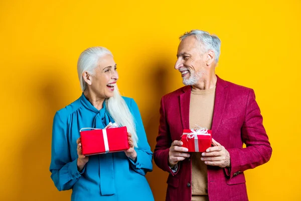 Casal Sênior Bonito Amantes Retrato Pessoas Idosas Fundo Branco — Fotografia de Stock