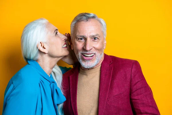 Casal Sênior Bonito Amantes Retrato Pessoas Idosas Fundo Branco — Fotografia de Stock