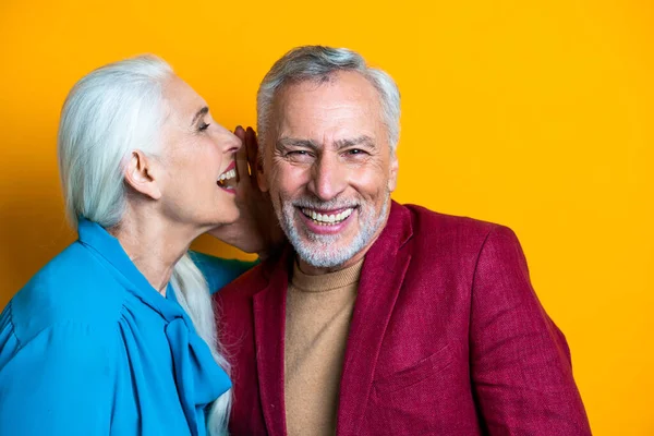 Casal Sênior Bonito Amantes Retrato Pessoas Idosas Fundo Branco — Fotografia de Stock