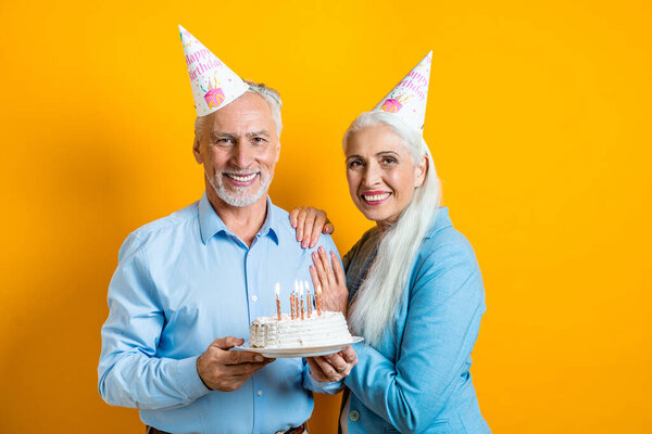 Старшая пара влюбленных - портрет пожилых людей на белом фоне