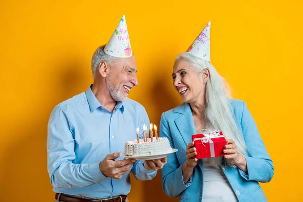 Hermosa Pareja Amantes Mayores Personas Mayores Retrato Sobre Fondo Blanco — Foto de Stock