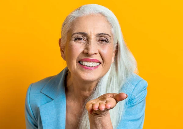 Портрет Пожилой Женщины Студийный Снимок Заднем Плане Пожилой Человек Полутруп — стоковое фото