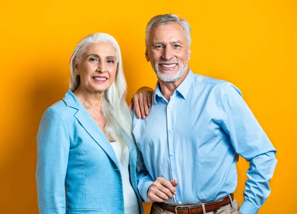 Beau Couple Amants Seniors Portrait Personnes Âgées Sur Fond Blanc — Photo