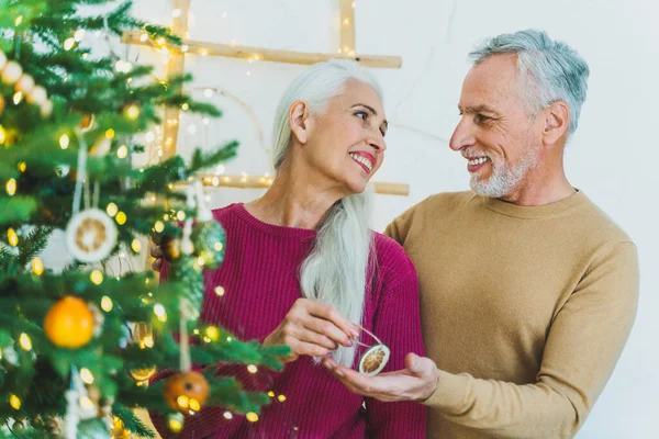 Hermosa Pareja Amantes Mayores Personas Mayores Retrato Sobre Fondo Blanco — Foto de Stock