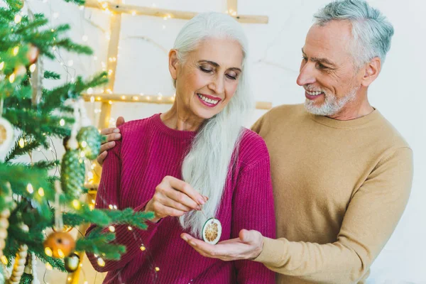 Hermosa Pareja Amantes Mayores Personas Mayores Retrato Sobre Fondo Blanco — Foto de Stock