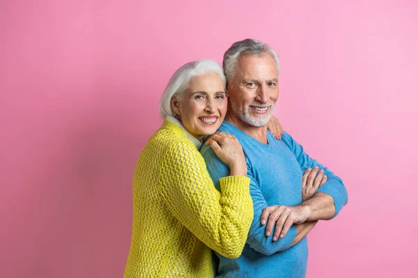 Casal Sênior Bonito Amantes Retrato Pessoas Idosas Fundo Branco — Fotografia de Stock