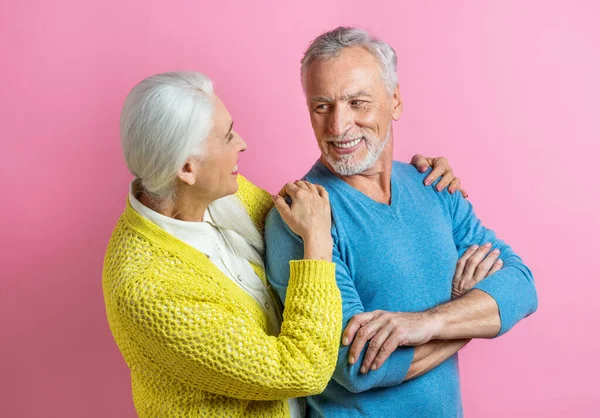 Casal Sênior Bonito Amantes Retrato Pessoas Idosas Fundo Branco — Fotografia de Stock