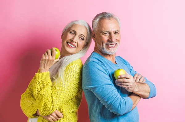 Casal Sênior Bonito Amantes Retrato Pessoas Idosas Fundo Branco — Fotografia de Stock