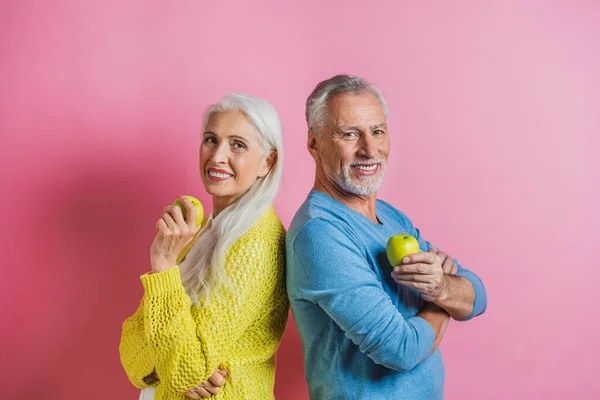 Casal Sênior Bonito Amantes Retrato Pessoas Idosas Fundo Branco — Fotografia de Stock