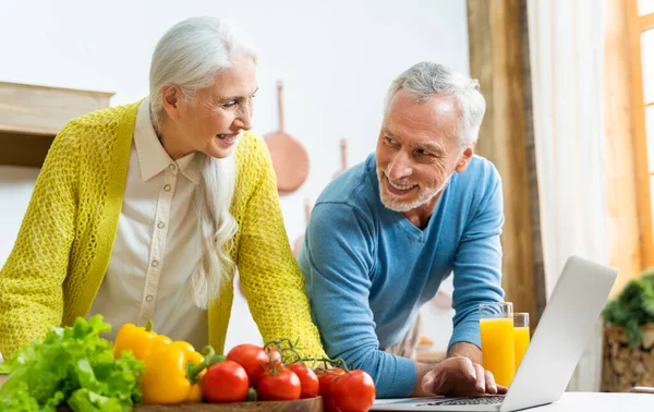Güzel son sınıf aşıkları - Yaşlılar evde eğlenirken resim çekiyorlar - ilişki, yaşlılar ve yaşam tarzı kavramları