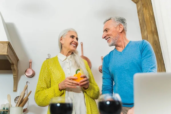 Пожилая Пара Влюбленных Пожилые Люди Рисуют Портреты Развлекаясь Дома Разговоры — стоковое фото