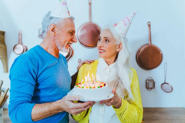 Casal Sênior Bonito Amantes Retrato Pessoas Idosas Enquanto Diverte Casa — Fotografia de Stock