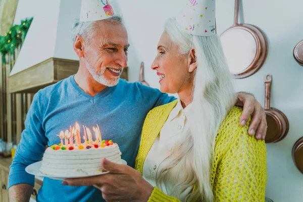 Casal Sênior Bonito Amantes Retrato Pessoas Idosas Enquanto Diverte Casa — Fotografia de Stock