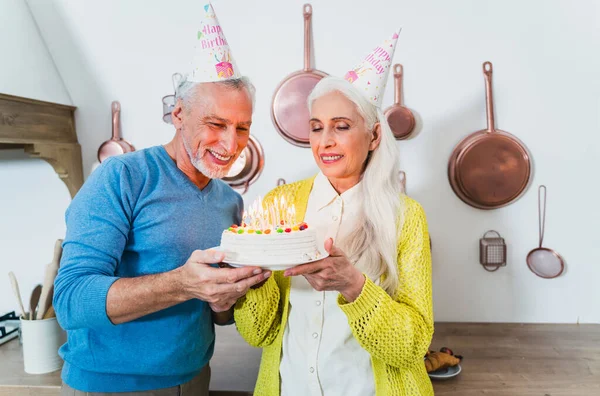 Hermosa Pareja Amantes Mayores Retrato Ancianos Mientras Divierten Casa Conceptos — Foto de Stock