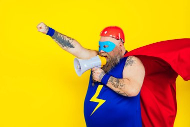 Süper kahraman kostümü giyen komik bir adam.