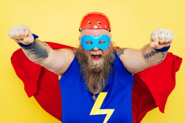 Süper kahraman kostümü giyen komik bir adam.