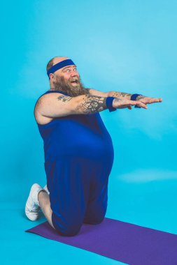 Dövmeli hippi sabahları spor ve egzersiz yapıyor.