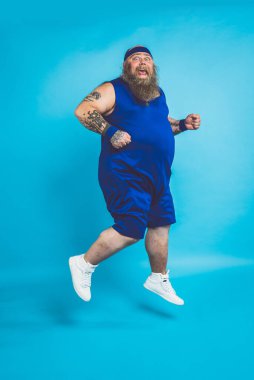 Dövmeli hippi sabahları spor ve egzersiz yapıyor.