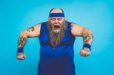 Dövmeli hippi sabahları spor ve egzersiz yapıyor.