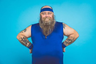 Dövmeli hippi sabahları spor ve egzersiz yapıyor.