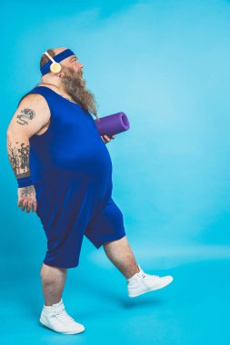 Dövmeli hippi sabahları spor ve egzersiz yapıyor.