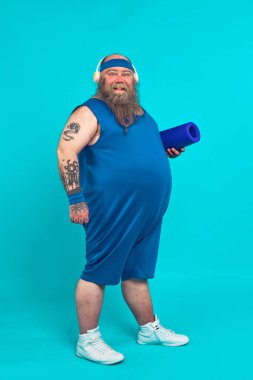 Dövmeli hippi sabahları spor ve egzersiz yapıyor.