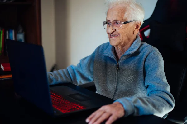 Старуха Одна Своей Комнате Летняя Бабушка Помощью Ноутбука Разговаривает Семьей — стоковое фото