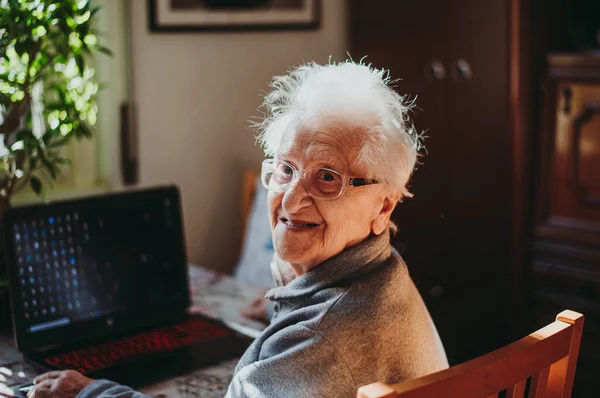 Uma Velhota Sozinha Quarto Anos Avó Usando Laptop Conversando Com — Fotografia de Stock