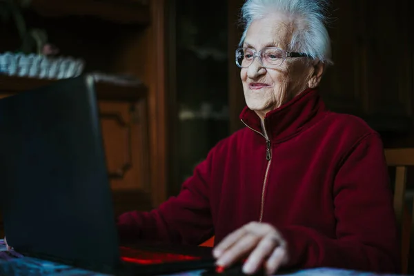Uma Velhota Sozinha Quarto Anos Avó Usando Laptop Conversando Com — Fotografia de Stock