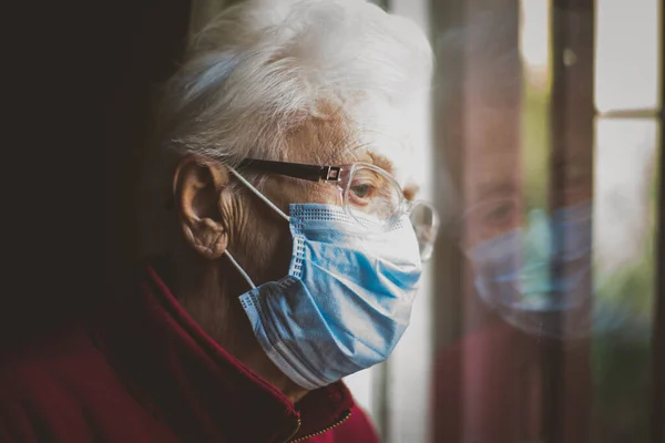 Retrato Anciana Ventana Abuela Mirando Hacia Calle Concepto Quedarse Casa —  Fotos de Stock