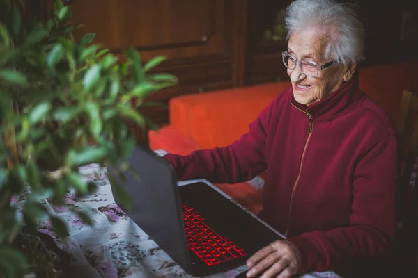 할머니 할머니가 노트북을 사용하고 비디오 채팅을 온라인으로 가족들과 이야기를 나누고 — 스톡 사진