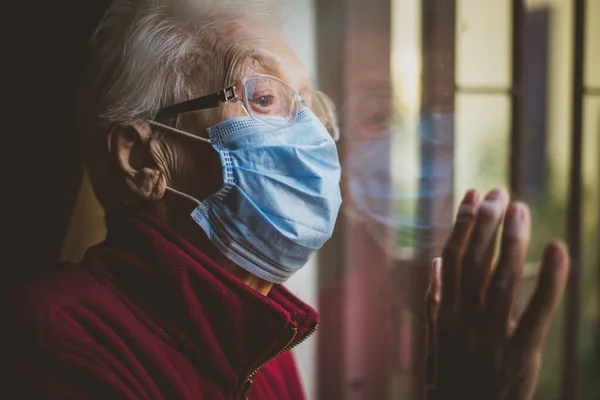 Ritratto Donna Anziana Alla Finestra Nonna Affaccia Sulla Strada Rimanere — Foto Stock