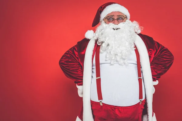 Divertente Pazzo Babbo Natale Divertirsi Uno Sfondo Rosso — Foto Stock