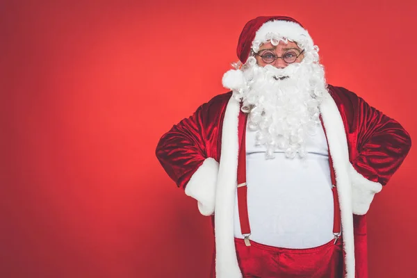 Divertente Pazzo Babbo Natale Divertirsi Uno Sfondo Rosso — Foto Stock