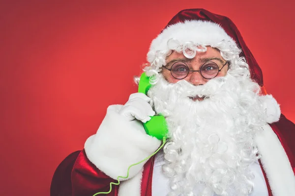 Divertente Pazzo Babbo Natale Divertirsi Uno Sfondo Rosso — Foto Stock