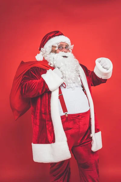 Divertente Pazzo Babbo Natale Divertirsi Uno Sfondo Rosso — Foto Stock