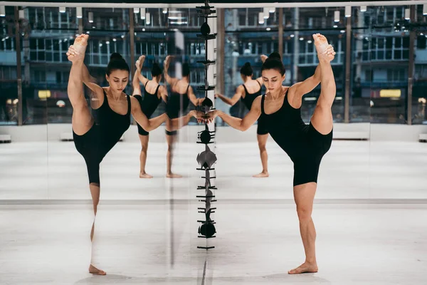 Krásná Holka Trénuje Tělocvičně Ruská Klasická Tanečnice Dělá Strečink Jógu — Stock fotografie